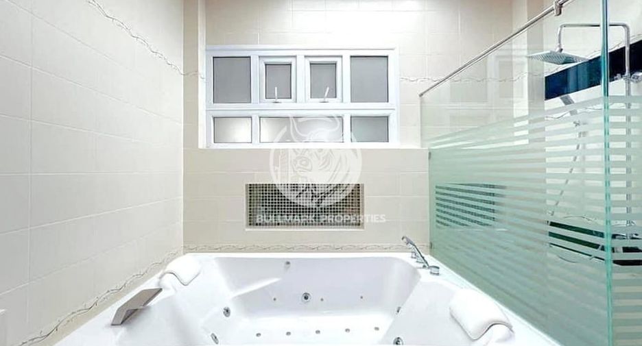 Villa zur Miete und zum Kauf mit 4 Zimmer in Bang Lamung, Chonburi