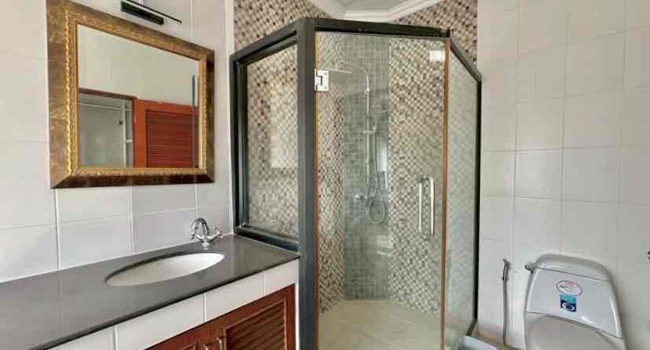 For rent 4 bedrooms villa in Bang Lamung, Chonburi