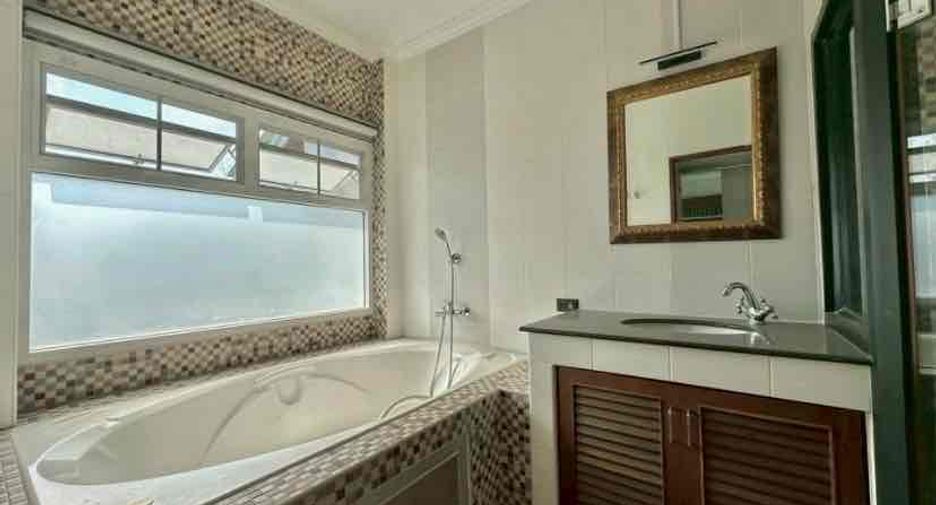 For rent 4 bedrooms villa in Bang Lamung, Chonburi
