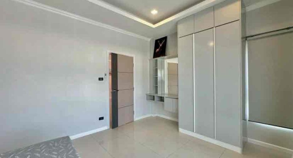 For rent 4 bedrooms villa in Bang Lamung, Chonburi