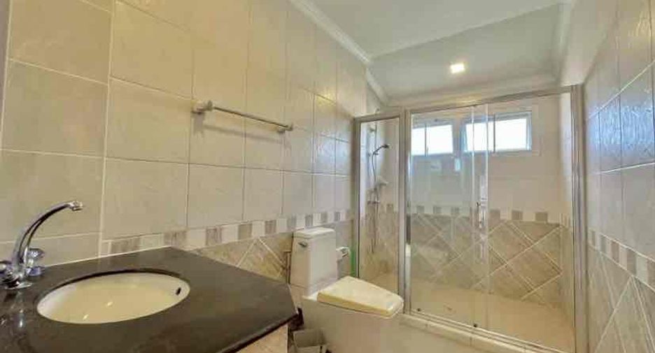 For rent 4 bedrooms villa in Bang Lamung, Chonburi