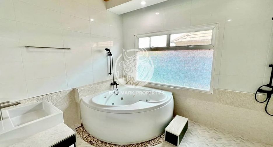 Casa en alquiler y en venta de 4 habitaciones en Bang Lamung, Chonburi