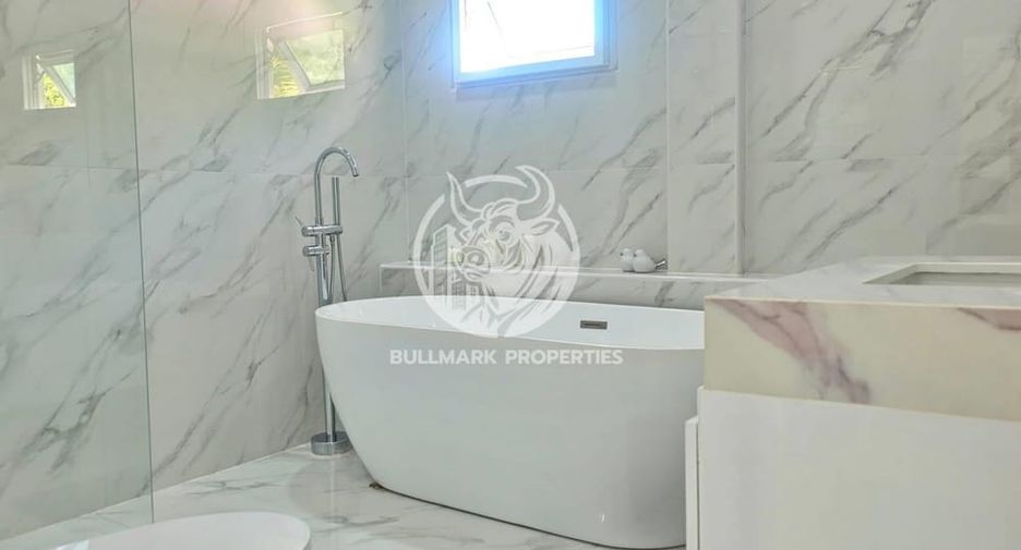 Villa en alquiler de 3 habitaciones en Bang Lamung, Chonburi