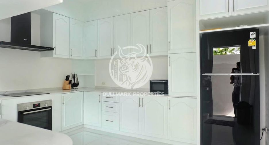 Villa en alquiler de 3 habitaciones en Bang Lamung, Chonburi