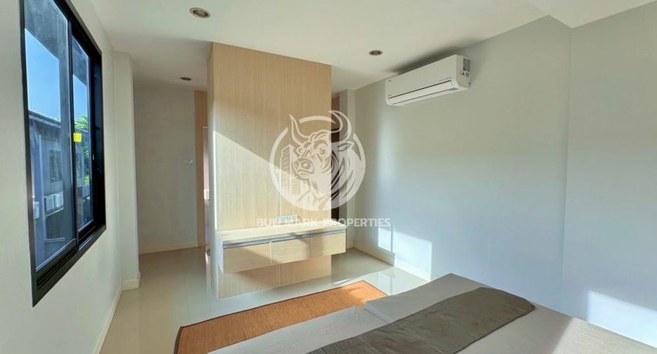 Casa en alquiler de 3 habitaciones en Bang Lamung, Chonburi