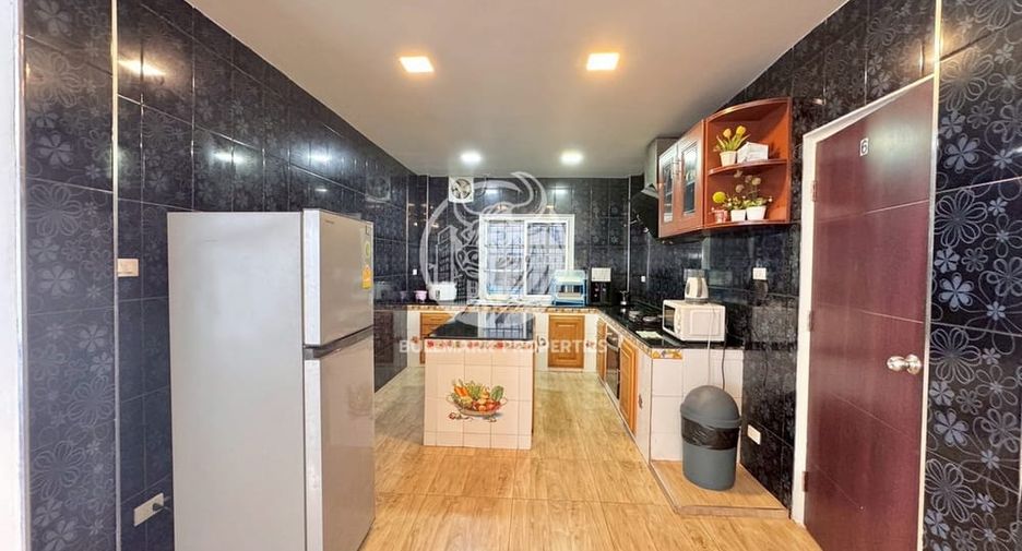 For rent 8 bedrooms villa in Bang Lamung, Chonburi