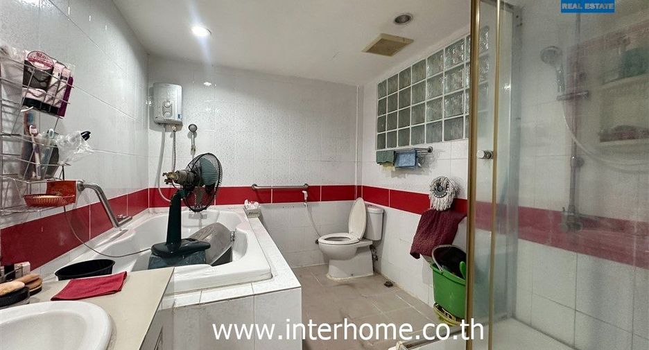 Reihenhaus zum Kauf mit 2 Zimmer in Khan Na Yao, Bangkok