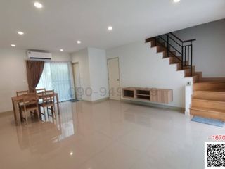 Casa adosada en alquiler de 3 habitaciones en Prawet, Bangkok