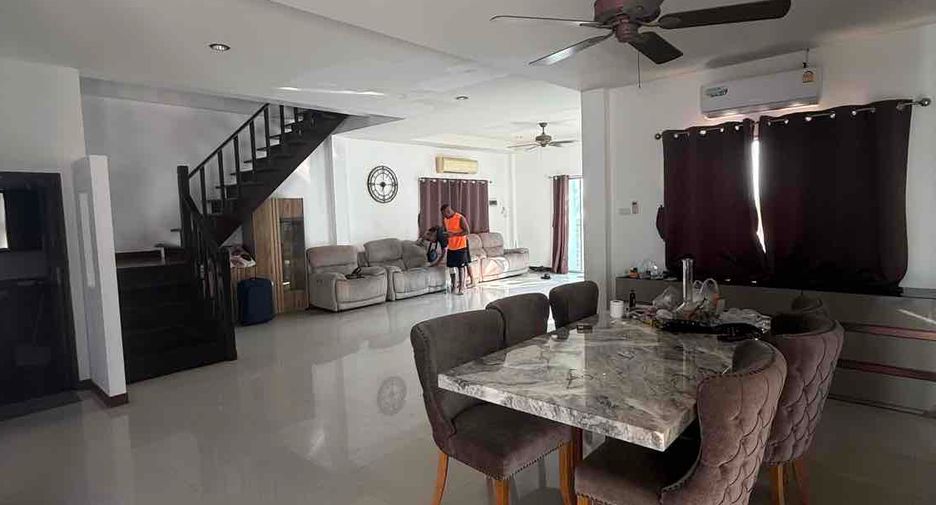 For rent 3 bedrooms villa in Bang Lamung, Chonburi