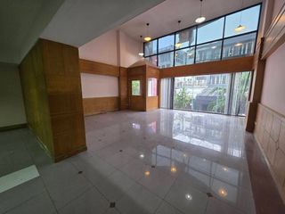 For rent 5 bedrooms retail Space in Din Daeng, Bangkok