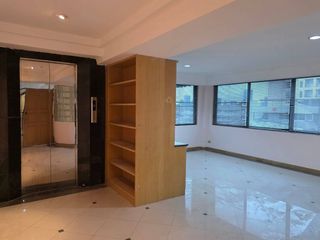 For rent 5 bedrooms retail Space in Din Daeng, Bangkok