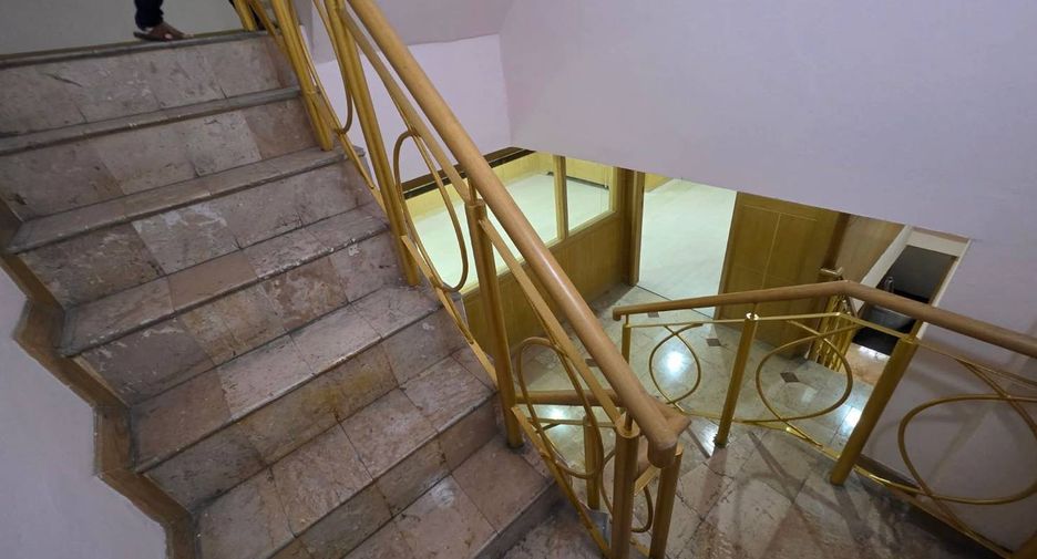 For rent 5 bedrooms retail Space in Din Daeng, Bangkok