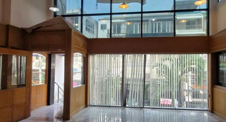 For rent 5 bedrooms retail Space in Din Daeng, Bangkok