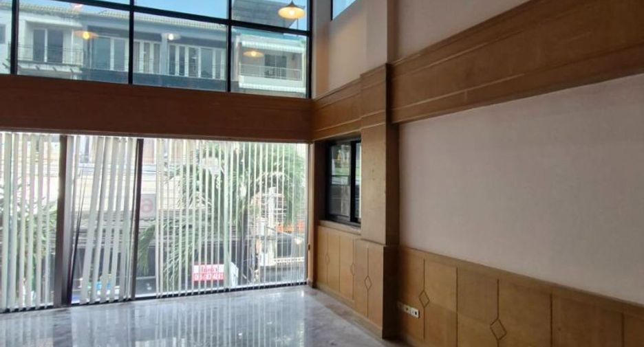 For rent 5 bedrooms retail Space in Din Daeng, Bangkok