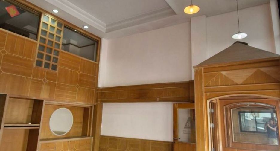 For rent 5 bedrooms retail Space in Din Daeng, Bangkok
