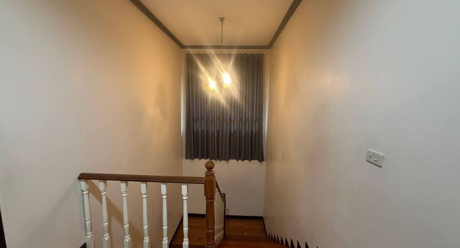 For rent 3 bedrooms house in Watthana, Bangkok