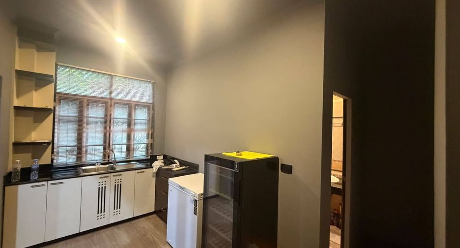 For rent 3 bedrooms house in Watthana, Bangkok