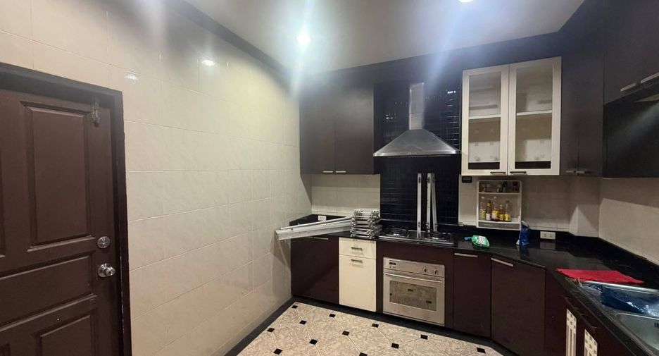For rent 3 bedrooms house in Watthana, Bangkok