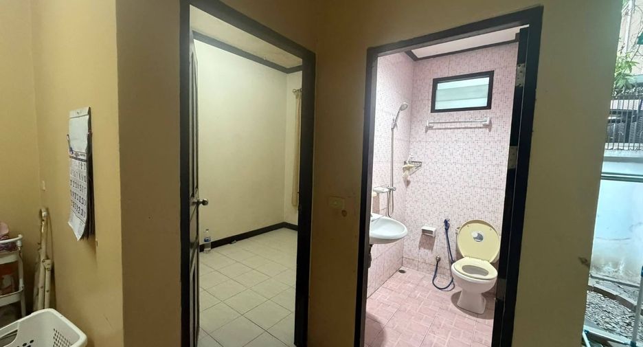 For rent 3 bedrooms house in Watthana, Bangkok