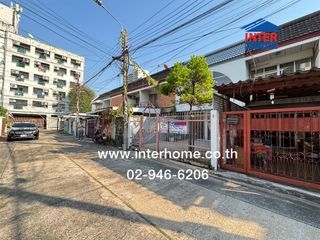 Casa adosada en alquiler y en venta de estudio en Chatuchak, Bangkok