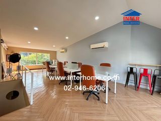 Casa adosada en alquiler y en venta de estudio en Chatuchak, Bangkok