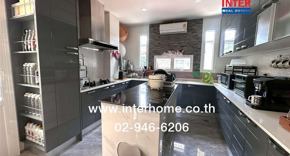 For sale 4 bedrooms retail Space in Din Daeng, Bangkok