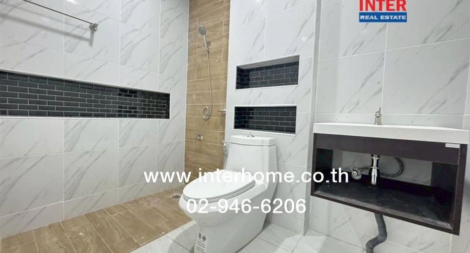 For sale 2 bedrooms townhouse in Wang Thonglang, Bangkok