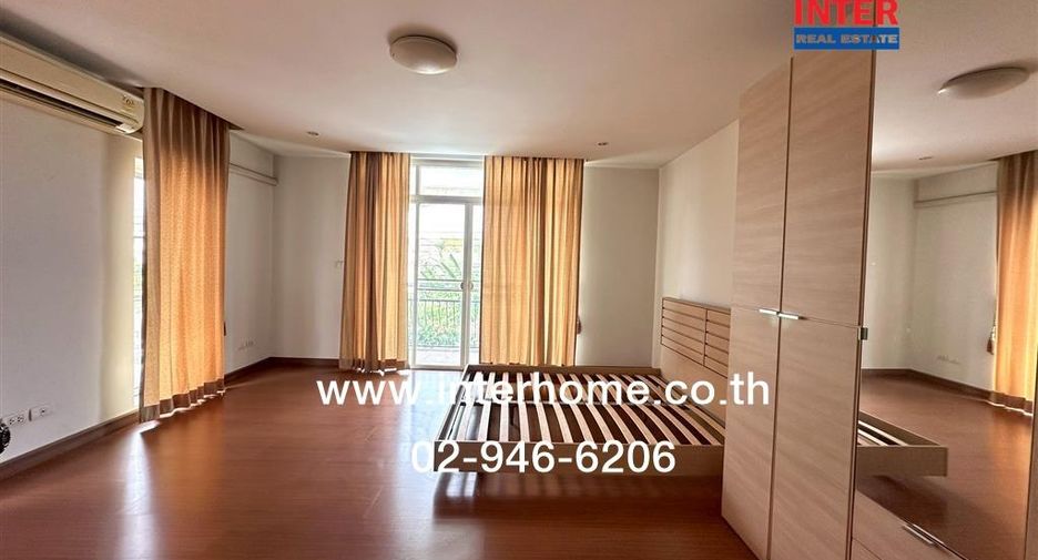 For sale 4 bedrooms townhouse in Bang Kapi, Bangkok