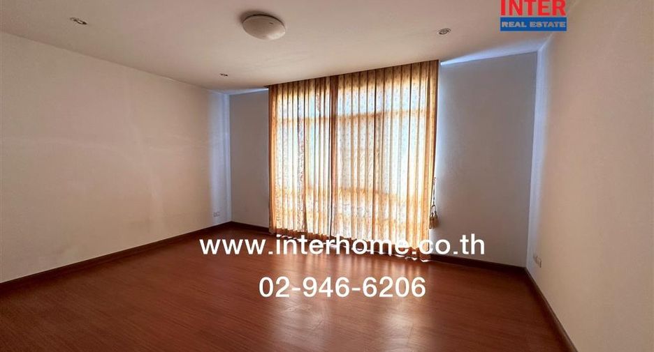 For sale 4 bedrooms townhouse in Bang Kapi, Bangkok