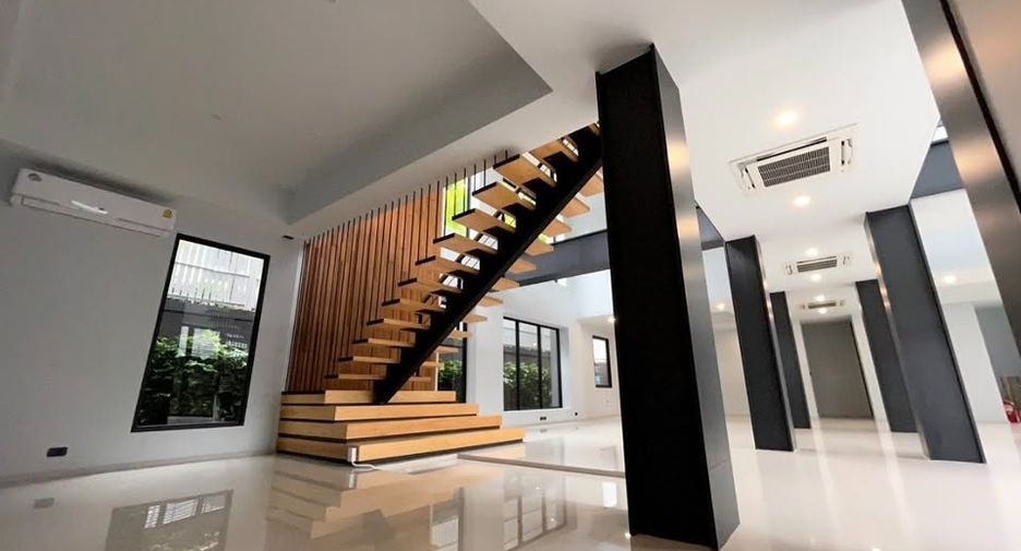 For rent そして for sale 5 ベッドルーム villa in Watthana, Bangkok