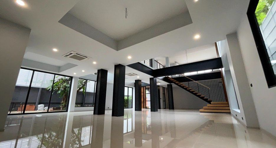 For rent そして for sale 5 ベッドルーム villa in Watthana, Bangkok