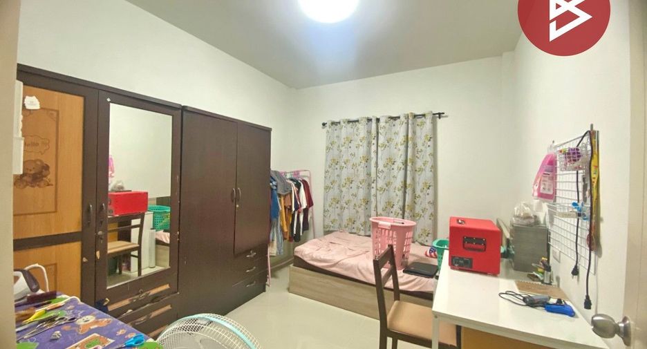 À vendre 2 chambres maison de ville à Phan Thong, Chonburi