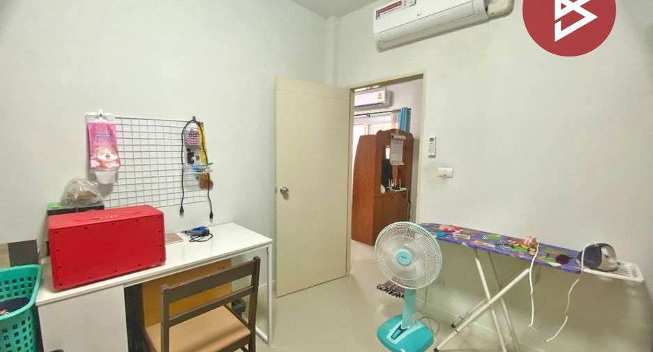 À vendre 2 chambres maison de ville à Phan Thong, Chonburi