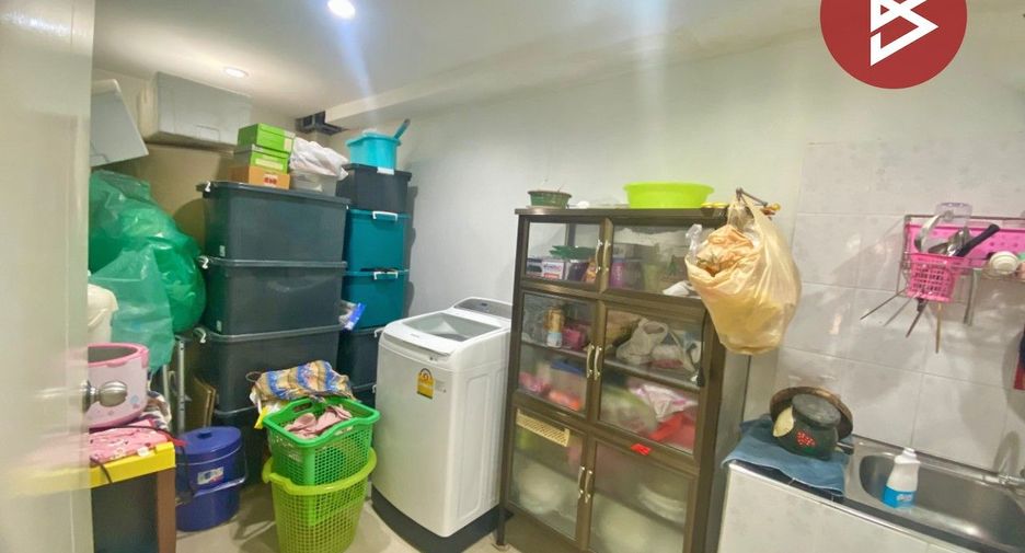 À vendre 2 chambres maison de ville à Phan Thong, Chonburi