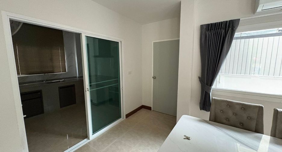 Haus zur Miete mit 4 Zimmer in Lat Krabang, Bangkok