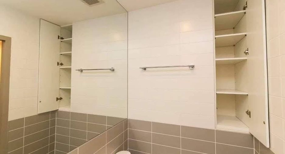 For sale 2 ベッドルーム condo in Phra Khanong, Bangkok