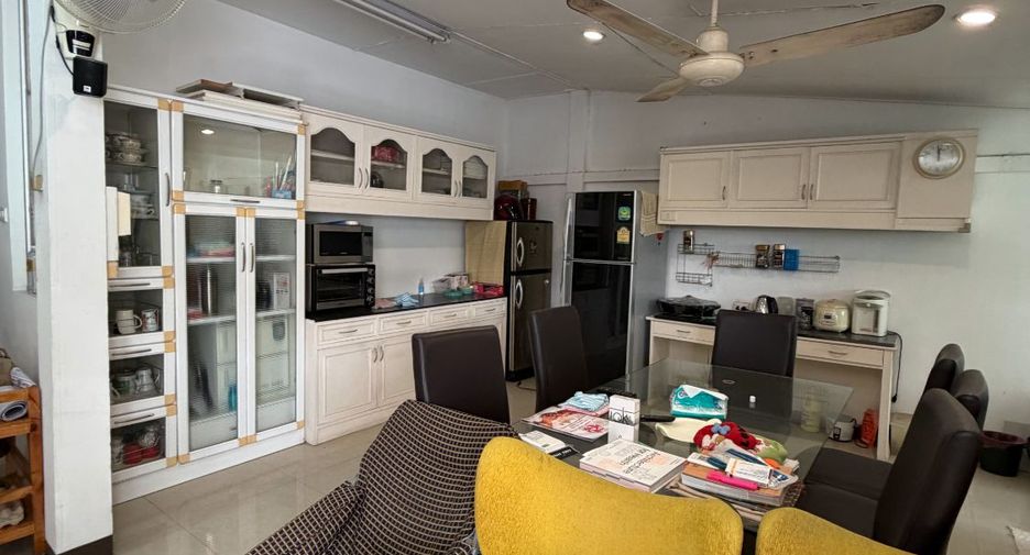 For rent 5 bedrooms townhouse in Watthana, Bangkok