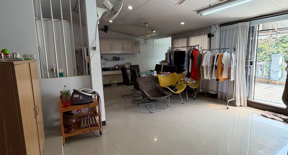 For rent 5 bedrooms townhouse in Watthana, Bangkok