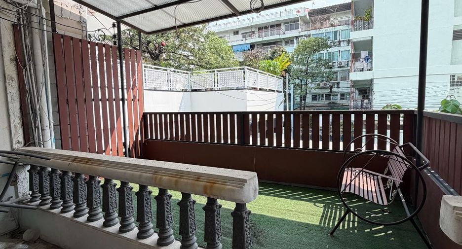 For rent 5 bedrooms townhouse in Watthana, Bangkok