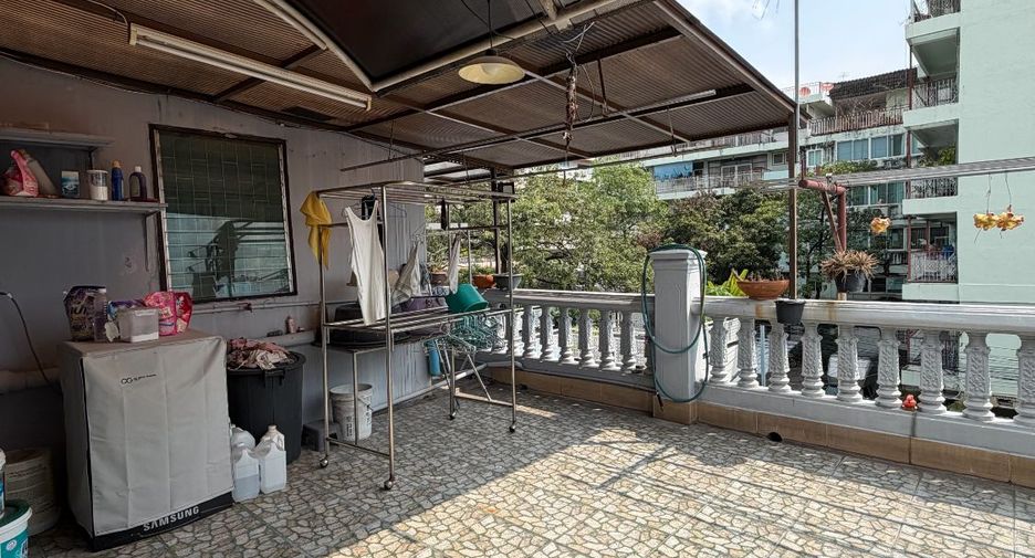 For rent 5 bedrooms townhouse in Watthana, Bangkok