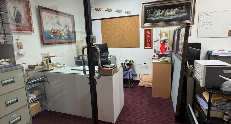 For rent 5 bedrooms townhouse in Watthana, Bangkok