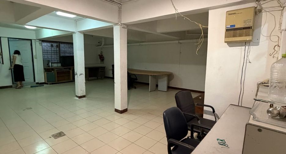 For rent 5 bedrooms townhouse in Watthana, Bangkok