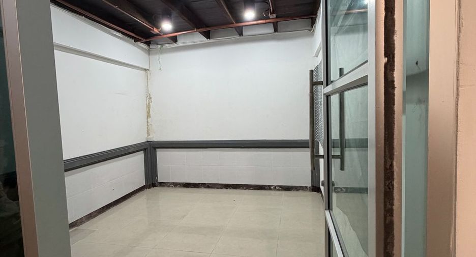 For rent 5 bedrooms townhouse in Watthana, Bangkok