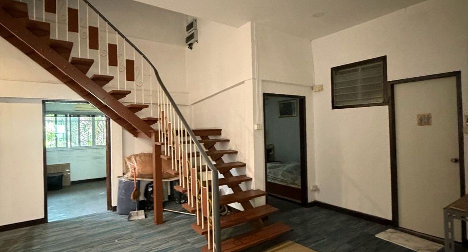 For rent 5 bedrooms townhouse in Watthana, Bangkok