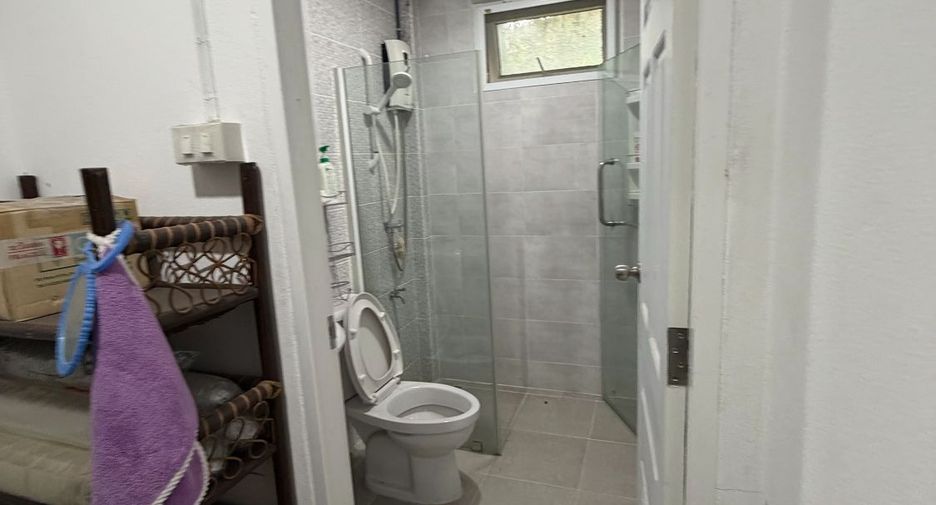 For rent 5 bedrooms townhouse in Watthana, Bangkok