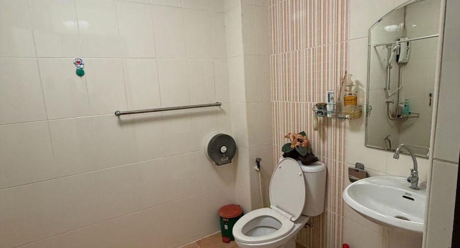 For rent 5 bedrooms townhouse in Watthana, Bangkok