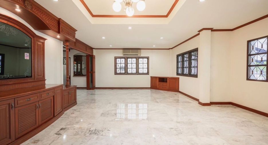 For sale 5 bedrooms house in Bang Kapi, Bangkok
