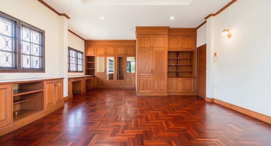 For sale 5 bedrooms house in Bang Kapi, Bangkok