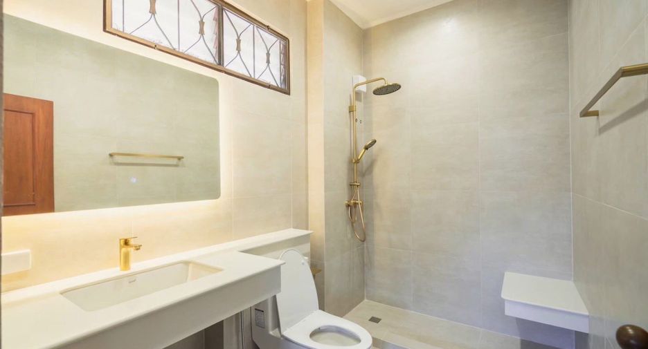 For sale 5 bedrooms house in Bang Kapi, Bangkok