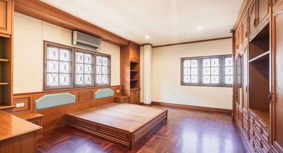 For sale 5 bedrooms house in Bang Kapi, Bangkok